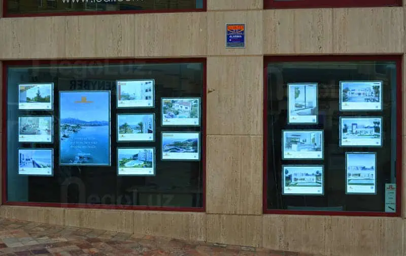 display inmobiliaria luminoso